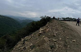 В Дагестане автомобиль с двумя пассажирами без водителя скатился со 100-метрового обрыва