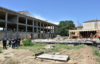 Глава Дербентского района проинспектировал ход строительно-монтажных работ по реконструкции школы в селе Геджух