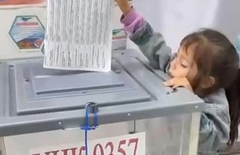 Дочь участника СВО и кандидата в депутаты Мусабека Мусабекова со своей мамой посетила избирательный участок