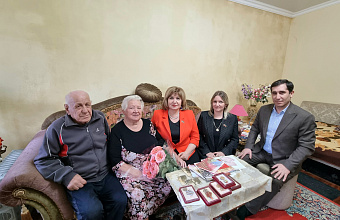 Депутаты-единороссы навестили блокадницу Людмилу Сопатову