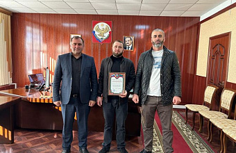 Участник СВО отмечен благодарностью от главы Хивского района