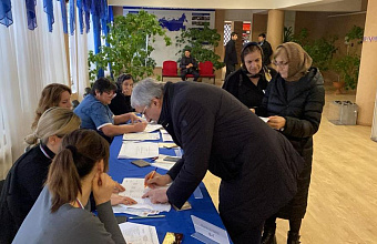 Глава Новолакского района вместе с супругой пришел на избирательный участок в рамках выборов Президента РФ