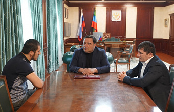 Глава Хасавюртовского района встретился с участником СВО