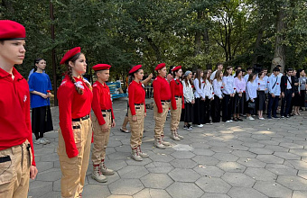 В Кизляре в День солидарности в борьбе с терроризмом возложили цветы к памятникам жертвам терактов