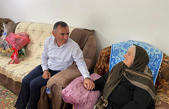 Работники Минтруда РД побывали в гостях у семьи Героя России Зейнудина Батманова