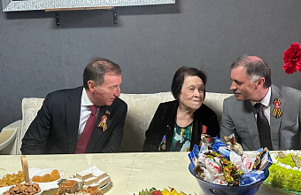 Заур Аскендеров поздравил ветерана ВОВ Валентину Оверину с Днем Победы