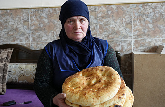 Мама участника СВО Зугайдат Амиева готовит и раздает хлеб односельчанам