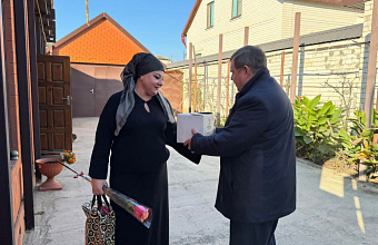 Мэр Кизляра поздравил с Днем матери Татьяну Астахову, чей сын героически погиб в зоне СВО