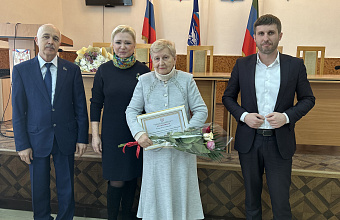 Работникам образования Тарумовского района вручили награды