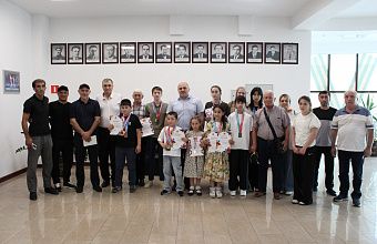 Сажид Сажидов поздравил триумфаторов Первенства Юга России по шашкам