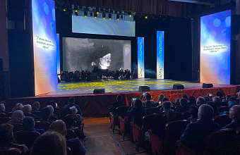 Концерт к 155-летию Сулеймана Стальского проходит в Русском театре