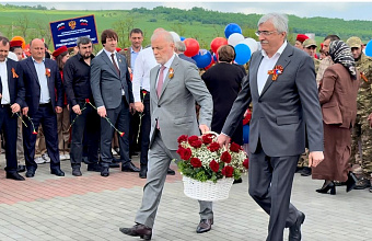 В Саду памяти Новолакского района возложили цветы к мемориалу павшим участникам СВО