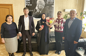 Медаль «Слава матери защитника Отечества» вручили родительнице участника СВО из Тарумовского района