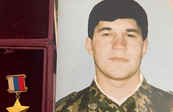 Ветеран Росгвардии навестил родителей Героя России Закира Даудова