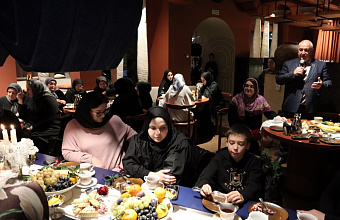 В Буйнакске глава города встретился с матерями и женами погибших военнослужащих накануне Дня матери