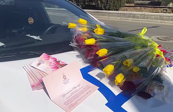 Сотрудники Госавтоинспекции Дагестана поздравили женщин-водителей цветами