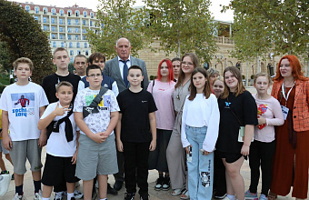 Абдулмуслим Абдулмуслимов пообщался с детьми из Белгородской области в Дербенте