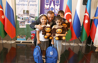 Заур Аскендеров вручил подарки школьникам Азербайджана