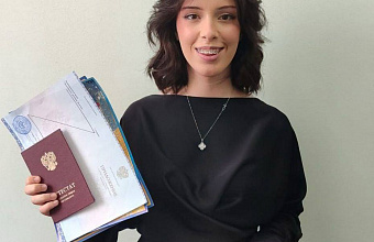 Глава Каспийска поздравил школьницу, сдавшую ЕГЭ по информатике на 100 баллов