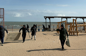 Сотрудники Администрации Махачкалы организовали субботник на городском пляже