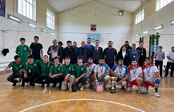 В Сулейман-Стальском районе прошел Открытый турнир по волейболу памяти генерал-майора Магомеда-Ганифы Шайдаева