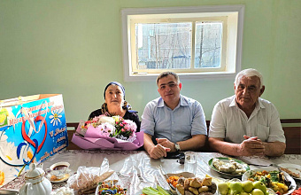 Глава Магарамкентского района поздравил семью, прожившую вместе более 60 лет, с Днем семьи, любви и верности