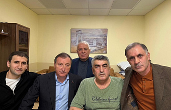 Спикер парламента РД Заур Аскендеров навестил Героя России Эседуллу Абачева