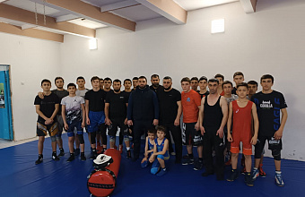 Юным спортсменам из малообеспеченных семей Сулейман-Стальского района вручили подарки