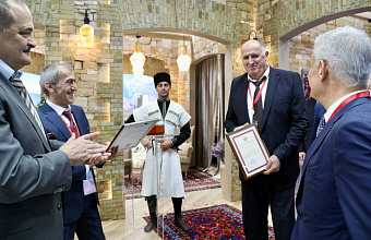 Премьер-министру Дагестана вручили награду Минэкономразвития РФ на форуме КИФ