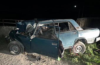 Автомобиль в Дагестане врезался в бетонные блоки, погиб 18-летний юноша