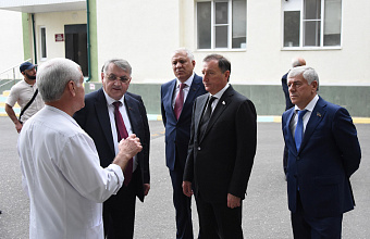 Заур Аскендеров посетил раненых в ходе террористического акта полицейских