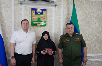 Мэр Хасавюрта передал орден Мужества семье погибшего участника СВО Руслана Магомедова