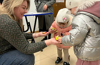 Сладкую акцию организовали для детей на одном из избирательных участков Кизляра 