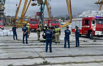 Огнеборцы потушили условный пожар на сухогрузе «Махачкала»