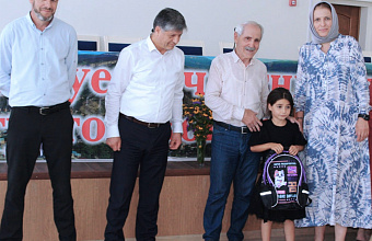 В Гунибском районе детям участников СВО и из малоимущих семей перед началом учебного года вручили школьные принадлежности