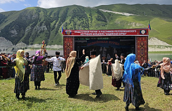 Восьмой фестиваль фольклора «Андийская бурка» прошел в Ботлихском районе