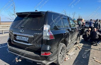 В Дагестане внедорожник из свадебного кортежа влетел в грузовик, погиб один человек