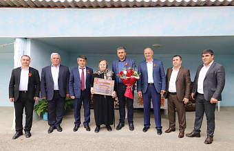 Бывшей узнице концлагерей из Табасаранского района вручили сертификат на 2 млн рублей от Сулеймана Керимова