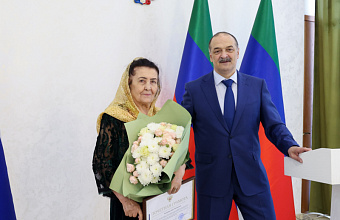 В День России Сергей Меликов вручил госнаграды дагестанцам