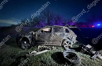 «Porsche Cayenne» опрокинулся в кювет в Дагестане, погиб пассажир-подросток