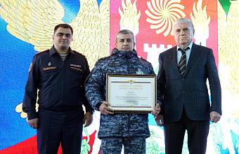 Мэр Махачкалы поздравил росгвардейцев с Днем защитника Отечества