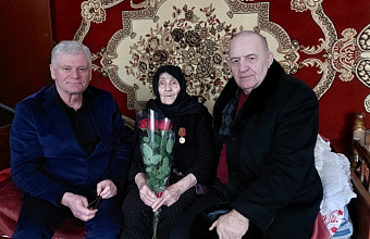 Глава Кизилюртовского района Рустам Татарханов вручил юбилейные медали ветеранам труда