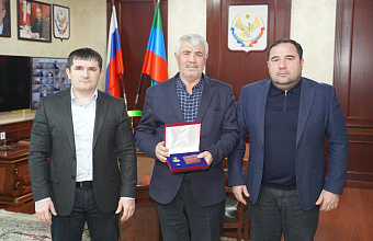 Меценат Мурадбег Мурадбегов стал почетным гражданином Хасавюртовского района