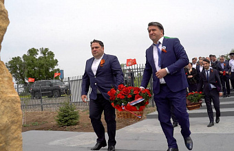 Министр транспорта РД возложил цветы к мемориальной плите в «Саду памяти» в Хасавюртовском районе