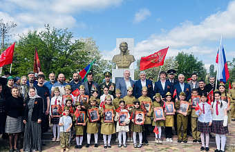 Руководство Новолакского района возложило цветы к памятнику Герою Советского Союза Ханпаше Нурадилову