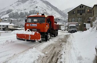 В Дагестане снегопад парализовал движение машин по Гинухскому перевалу