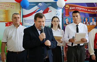 Мэр Кизляра Александр Шувалов принял участие в праздничной линейке, посвященной началу учебного года