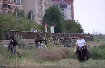 Десятки добровольцев вышли на уборку набережной в Махачкале