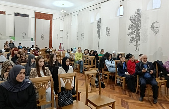 В Буйнакске открылась выставка рисунков подростка Фатимы Шихшабековой