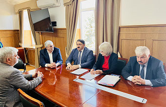 Волонтеры продолжают благоустраивать памятные места в Кизляре